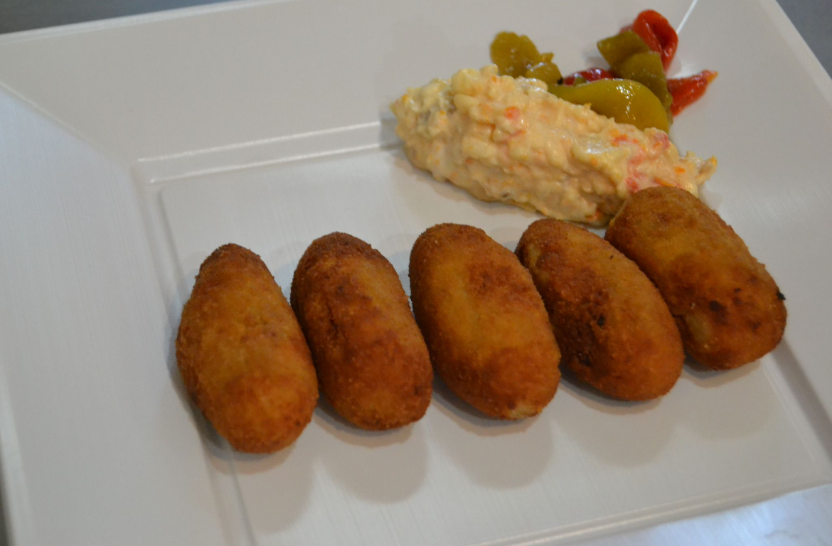Homemade-style croquettes with stew, ham, and cod. Mr Frango